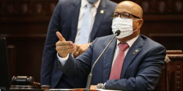 Diputados envían a Comisión proyecto busca reglamentar interrupción voluntaria del embarazo