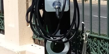 Cargadores para vehículos eléctricos están siendo instalados en parqueo de visitantes del Palacio Nacional.
