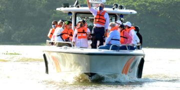 Presidente realiza recorrido por los ríos Ozama e Isabela Asume compromiso de buscar solución a problemática de contaminación y viviendas