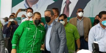 Oficialmente alcalde SDN Carlos Guzmán deja el PLD y se va con Leonel