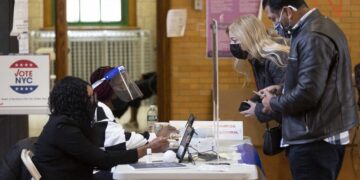 Estados Unidos inicia cierre los colegios electorales