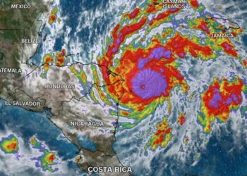 El huracán Eta se debilita a tormenta tropical a su paso por Honduras