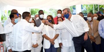 Abinader entrega recursos por más de RD$18 millones a pequeños y medianos empresarios de SFM