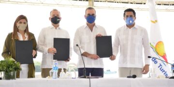Gobierno, BID y ASONAHORES acuerdan rescate de 35 playas; crean fondo de US$11.8 MM para mitigar el sargazo
