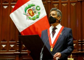 Francisco Sagasti jura como presidente interino de Perú