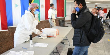 Ministerio de Salud informa reforzarán medidas en aeropuertos del país por llegada masiva de ciudadanos