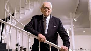 Pierre Cardin: El modisto revolucionó la alta costura con modernas combinaciones.