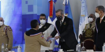 Presidente encabeza investidura de 2,400 militares y exhorta a trabajar juntos
