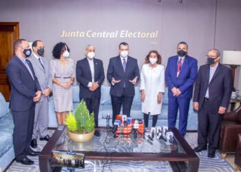 La JCE recibe visita de una delegación de la Conferencia del Episcopado Dominicano