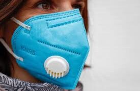 La OMS recomienda no usar mascarillas con válvula para protegerse de la covid-19