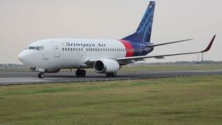 Encuentran restos avión cayó con 62 personas en Indonesia
