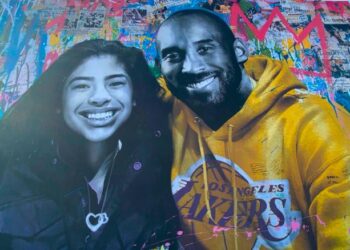 Fanáticos recuerdan a Kobe Bryant y a su hija Gianna