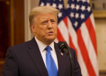Trump indulta docenas de personas en últimas horas de su mandato