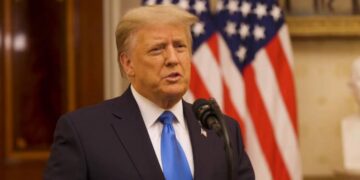 Trump indulta docenas de personas en últimas horas de su mandato