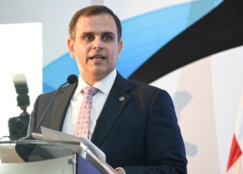 Ministro de Hacienda aclara: Gobierno nunca ha contemplado un impuesto a las remesas
