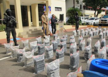 En operativos autoridades interceptan dos lanchas con más de 450 paquetes presumiblemente cocaína