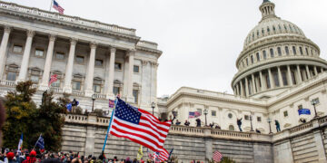 Capitolio cerrado tras choques con seguidores Trump