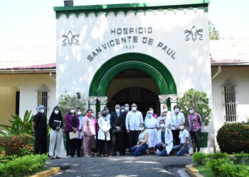 Ministro de Salud visita Hospicio San Vicente de Paúl en Santiago