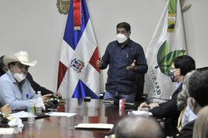 Ministro Agricultura y sector lácteo trabajan para mantener estables precios de la leche