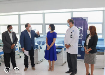 Primera Dama y director del SNS entregan equipos al INCART