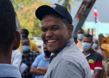 Sindicalista en Los Guaricanos dispone más de 40 vehículos para trasladar adultos mayores a vacunarse contra la covid-19