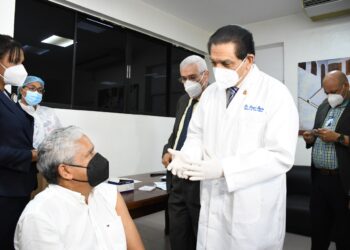Ministro de Salud exhorta a la población a usar plataforma digital para agendar citas de vacunación contra la COVID-19