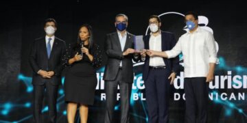 El presidente Luis Abinader encabeza el lanzamiento de la plataforma digital OneMITUR