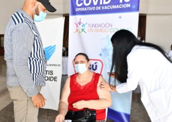 Programa de Medicamentos Alto Costo vacuna contra Covid-19 a pacientes con la defensa afectada