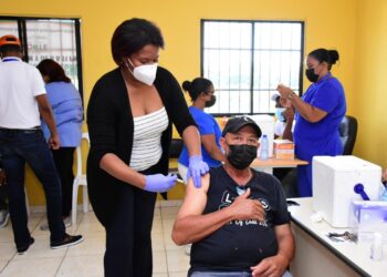 Salud Pública inicia vacunación contra covid-19 a empleados de la Alcaldía SDN