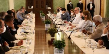 Abinader pide a ejecutivos de medios apoyar Jornada Vacunación