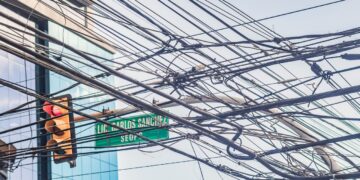 Edesur llama a empresas telefónicas y de cables reordenar cableado para eliminar contaminación visual
