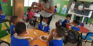 Educación inicia Jornada Escolar Extendida con almuerzo escolar en todo el país
