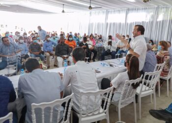 José Paliza realiza encuentro con la dirección política de Sánchez Ramírez