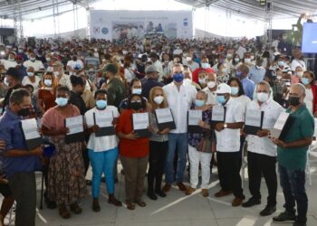 Presidente Abinader entrega más de 3 mil certificados en Hato del Yaque, Santiago