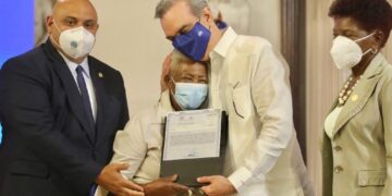 Presidente Abinader  entrega 256 títulos propiedad a  familias de Monte Plata
