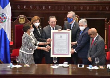 El Senado de la República  reconoce a Héctor Valdez Albizu, gobernador del Banco Central