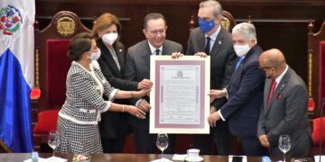 El Senado de la República  reconoce a Héctor Valdez Albizu, gobernador del Banco Central
