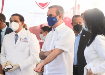 Abinader dona sangre e invita a la población hacer lo mismo para salvar vidas