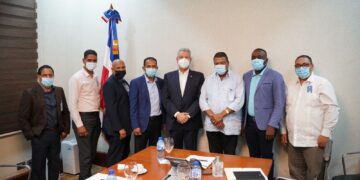 Ministro de la Presidencia se reúne con dirigentes del transporte en busca de solución a incrementos del pasaje