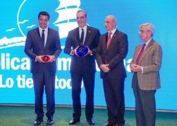 Entregan Premio Excelencia al presidente Luis Abinader y a ministro David Collado