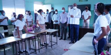 Ministro de Educación supervisa reanudación de clases presenciales y cumplimiento protocolo de bioseguridad