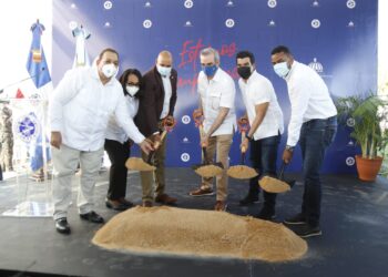 Presidente Abinader y director del INAPA dan primer palazo para construcción alcantarillado sanitario provincia Hato Mayor