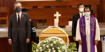 Presidente Abinader asiste a Velatorio Monseñor Agripino Núñez, expresa condolencias a familiares