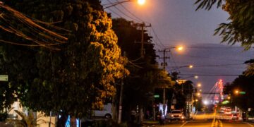 Edesur coloca nuevas luminarias en la av. Máximo Gómez