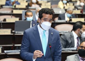 Omar Fernández lamenta PRM hiciera política con precio de los combustibles y hoy no responda