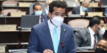 Omar Fernández lamenta PRM hiciera política con precio de los combustibles y hoy no responda