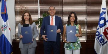 Indotel y Altice Dominicana firman acuerdo que autoriza el servicio móvil en 30MHz y entrega los correspondientes certificados de licencia