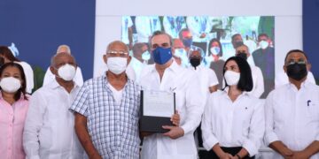 Presidente Abinader entrega 2,832 títulos de propiedad en dos días a familias pobres