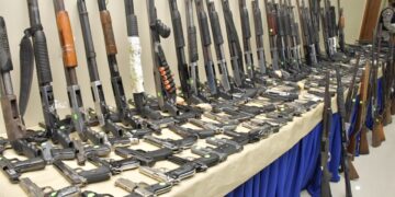 El ministro de Interior y Policía recibe 218 armas ilegales recuperadas en La Vega