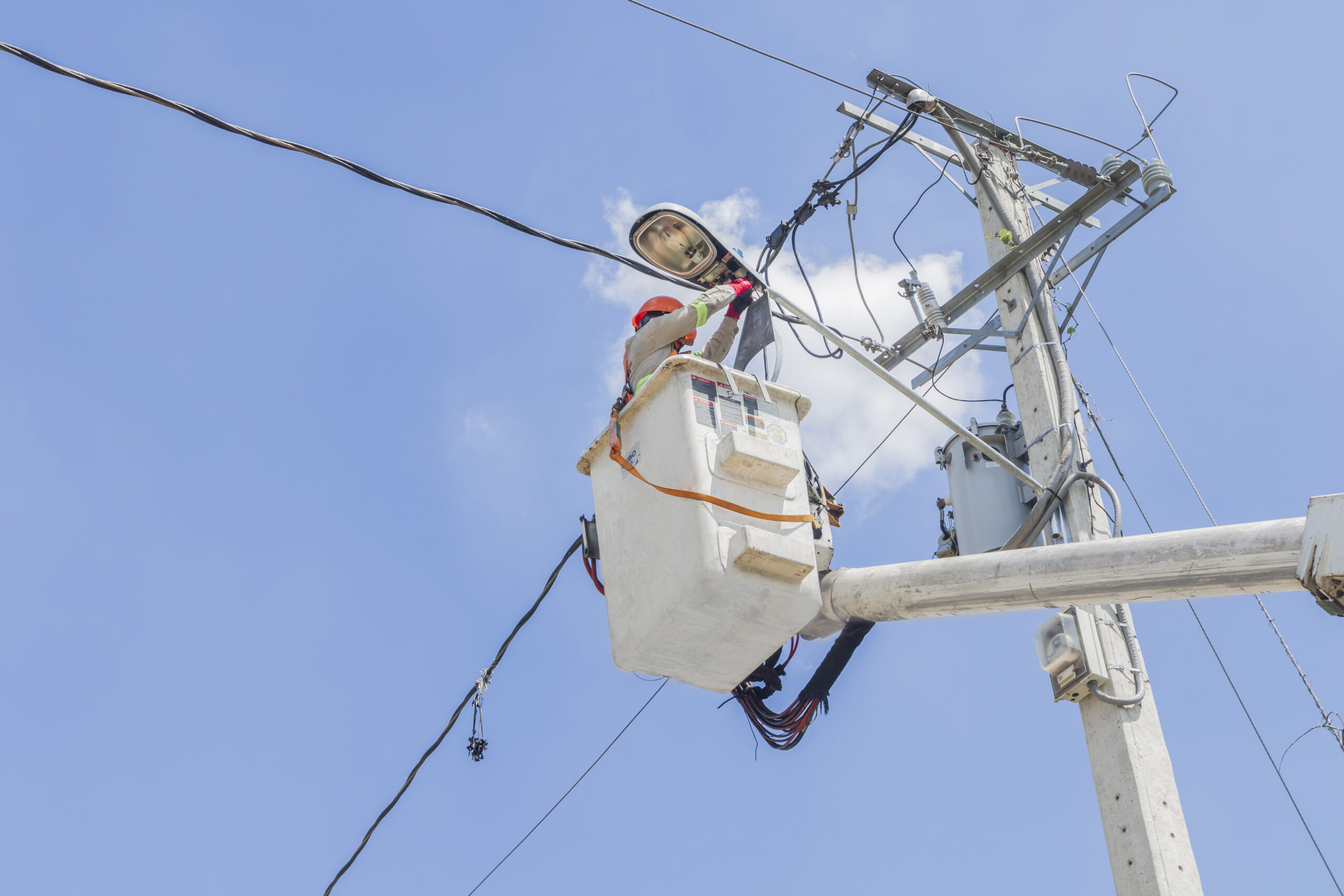 EDESUR ilumina y electrifica cementerio y entrada principal del distrito municipal Jínova